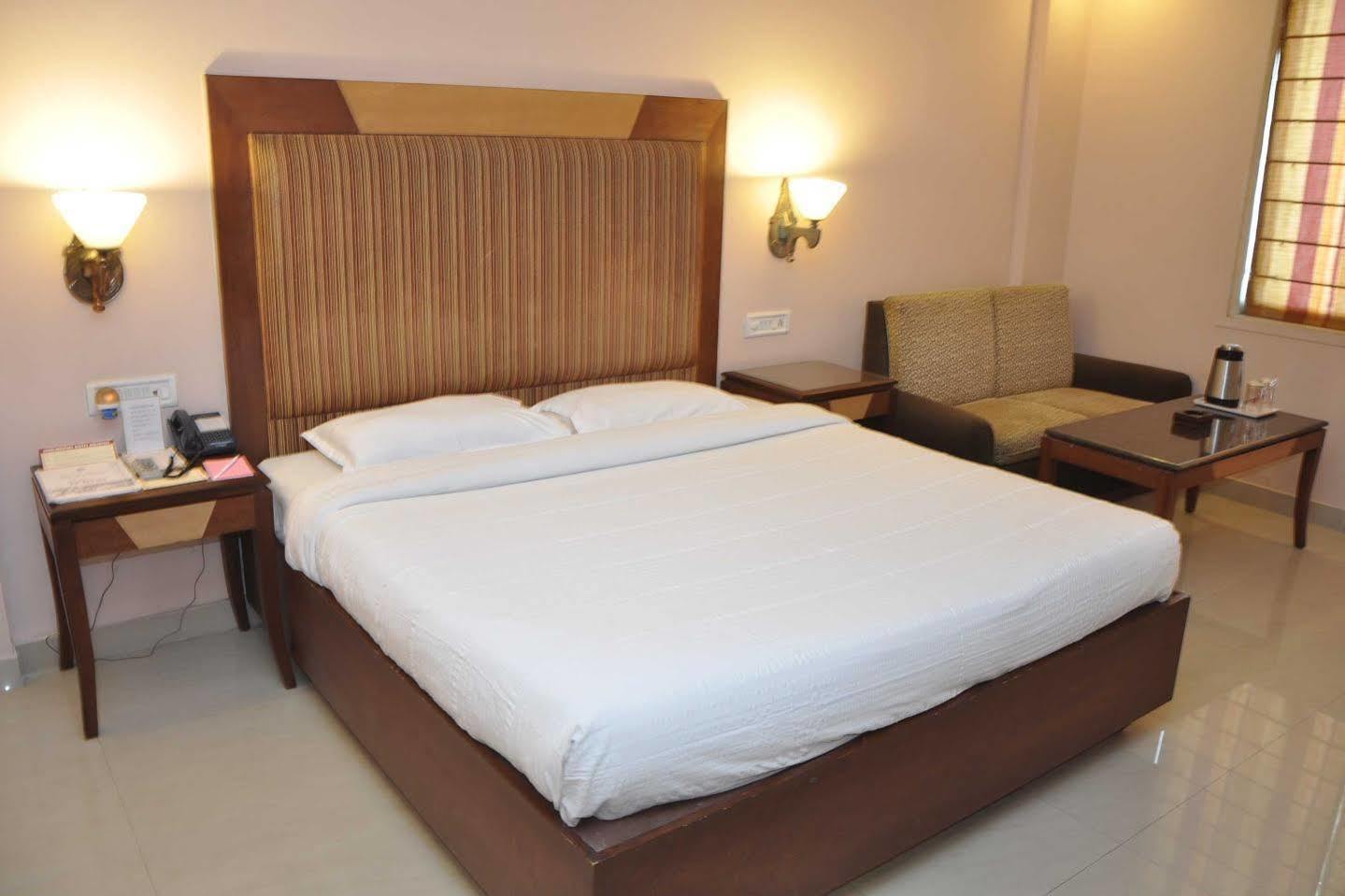 Hotel Grand International Rāipur Eksteriør billede